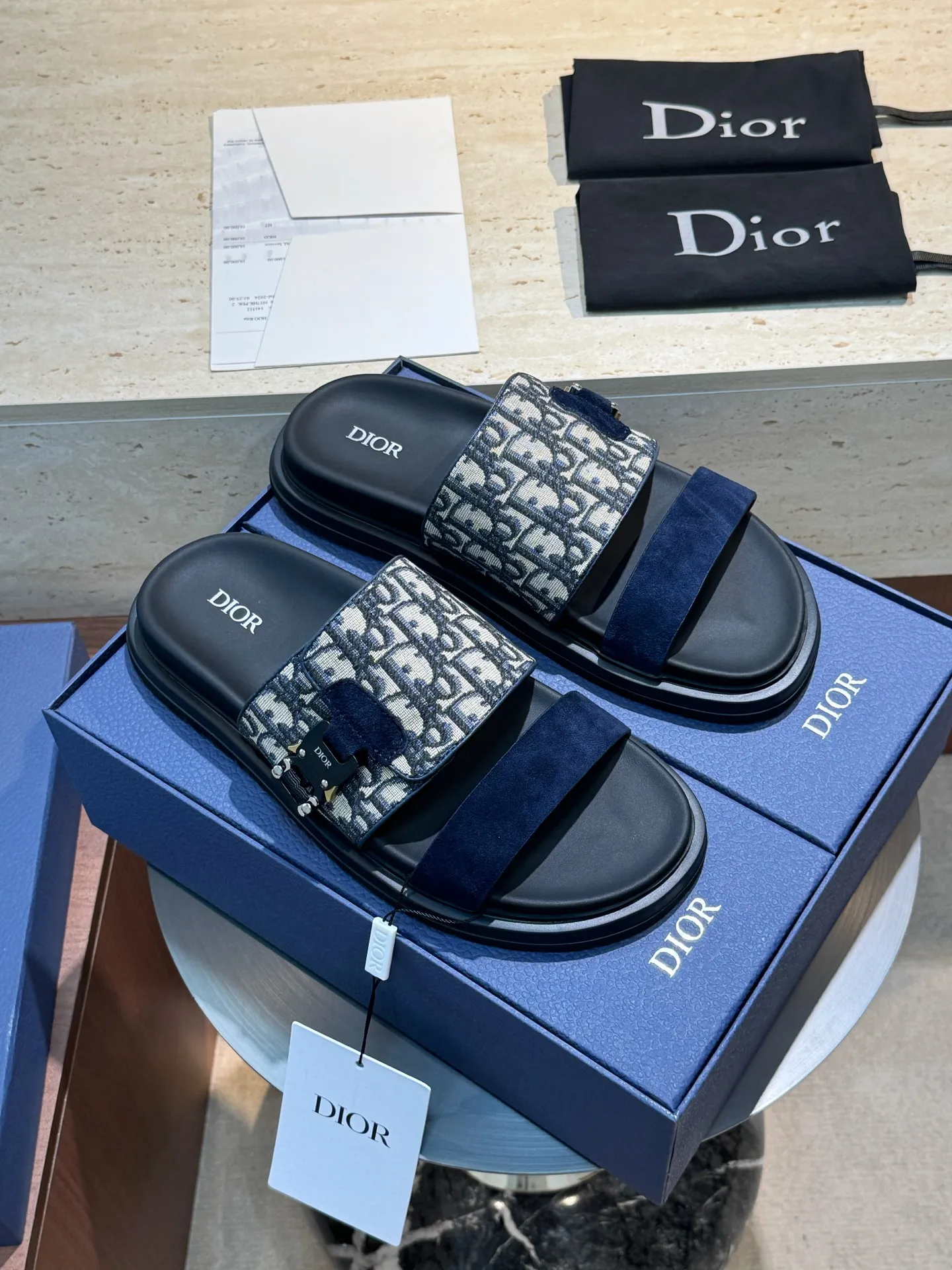 Factory price: 340💰Djia Aqua men's slippers and sandals, Dior's Aqua sandals are elegant and casual. The cross-strap design is reinterpreted in CD Diamond canvas, inspired by the brand's archives. Finished with a branded logo and tonal notch sole, they can be worn easily with shorts or jeans for a sophisticated look. Cowhide spliced ​​canvas + cowhide lining + rubber outsole Size: 39-44 (38 45 customized)